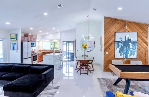 Carrollwood House | Upscale Tampa Bay Dream Home Pool/Putting Green