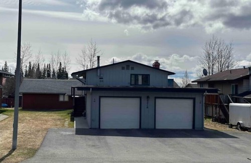 Campbell Park House | Upscale top level duplex