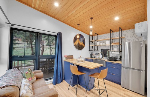 Indian Hills Cabin | Upscale Treehouse Escape - Hot Tub & Mountain Air