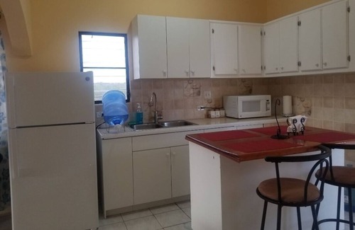 Island Harbour Apartment | Upstairs 2 bedroom apartment- 5 mins from the beach