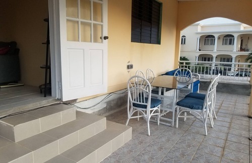 Island Harbour Apartment | Upstairs 2 bedroom apartment- 5 mins from the beach