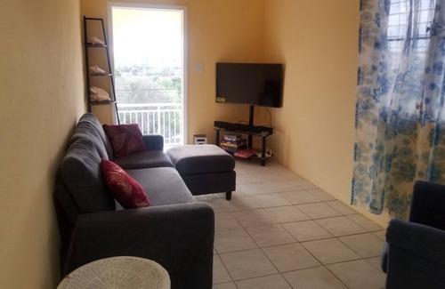 Island Harbour Apartment | Upstairs 2 bedroom apartment- 5 mins from the beach