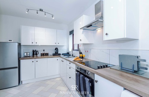 Wolverhampton House | Upto 20%OFF | Modern 5BR | Sleeps 10 | Parking