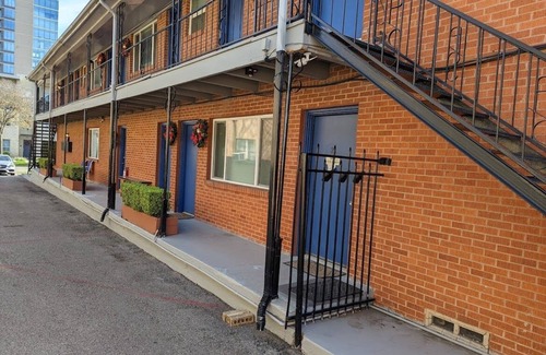 Knox - Henderson Apartment | Uptown Dallas – Cozy 1 bd #3, WiFi, Parking, Near Restaurants & Shops & Safe