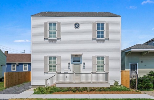 West Riverside House | Uptown Fun: 4 BR Home Near Magazine St| Courtyard