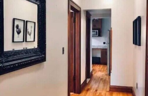 Lowry Hill East Apartment | Uptown Lifestyle for Large Groupsnn