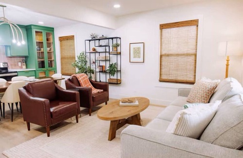Austin Ave. Cottage | Uptown Peach ~Suite Minutes from Magnolia + Baylor