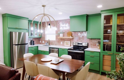 Austin Ave. Cottage | Uptown Peach ~Suite Minutes from Magnolia + Baylor
