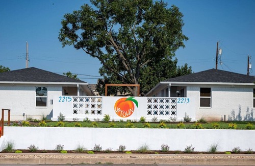 Austin Ave. Cottage | Uptown Peach ~Suite Minutes from Magnolia + Baylor