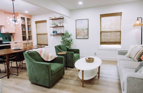 Austin Ave. Condo | Uptown Peach ~Suite Minutes from Magnolia + Baylor