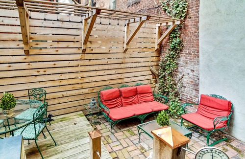 Center City House | Urban Charm! 4BR/2BR Retreat w/Patio & Parking