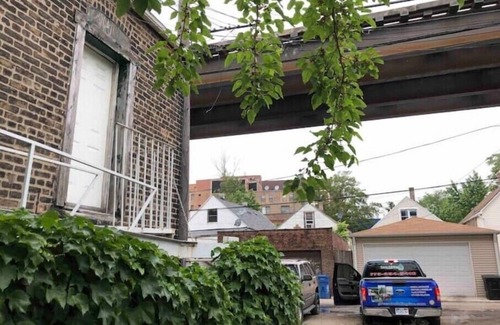 Little Village Apartment | Urban Coach Casa * parking * 10 min to downtownn