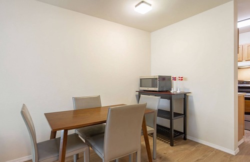 Old Ballard Condo | Urban Condo + Parking 2 Blocks to Ballard 6 Miles to Everything Seattle