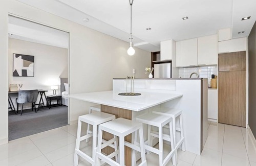 East Perth Apartment | Urban Elegance 3bdrm CATBus PerthCBD,WACA,Optus