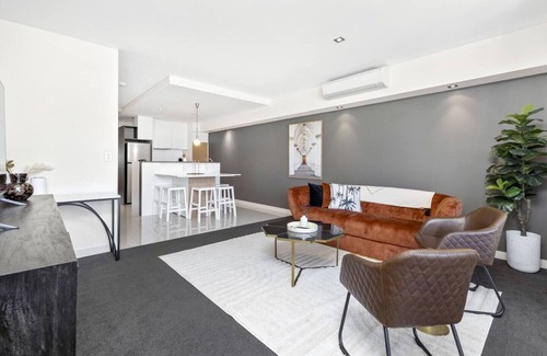 East Perth Apartment | Urban Elegance 3bdrm CATBus PerthCBD,WACA,Optus