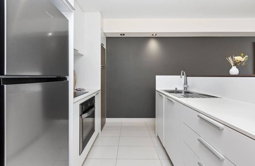 East Perth Apartment | Urban Elegance 3bdrm CATBus PerthCBD,WACA,Optus
