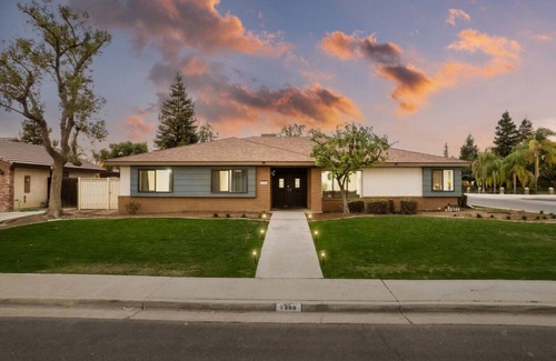 Greenacres House | Urban Escape! Massive home in Central Bakersfield!