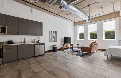 Cedars Apartment | Urban Loft in the City!