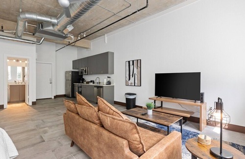 Cedars Apartment | Urban Loft in the City!