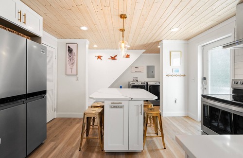 Butler Apartment | Urban Nest. Luxe Loft Downtown Butler. Walk to dining and Shopping.