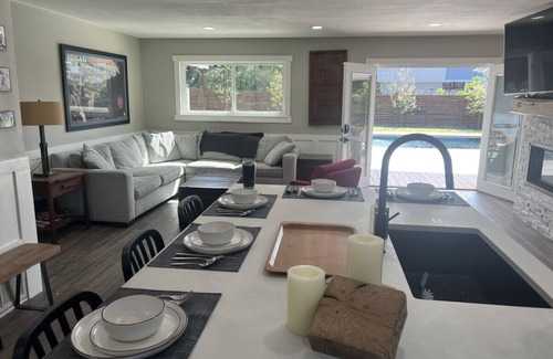 South Manchaca House | Urban Oasis: Pool Retreat – Downtown, ACL & F 1
