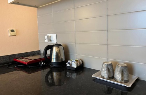 Panch Batti Apartment | UrbanOasis- Studio Apt @ City Centre w Pool+Free Wifi+Free Parking + FortView