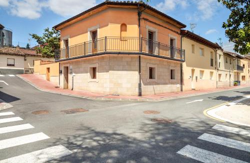 Elciego House | URIBE-ENEA Casa sola con amplio patio en Elciego con visita a bodega, siempre sujeta a disponibilidad