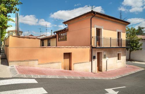 Elciego House | URIBE-ENEA Casa sola con amplio patio en Elciego con visita a bodega, siempre sujeta a disponibilidad