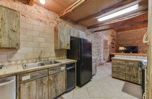 Utopia House | Utopia River Retreat is a secluded paradise nestled along the Sabinal River in the Texas Hill Country.