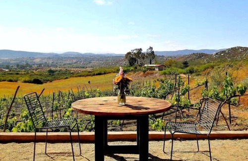 San Antonio de las Minas Cabin | UvaUva 2 | Eco-retreat. King size bed/balcony