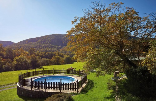 Sant Joan de Les Abadesses House | Vacation Home "Els Mossos, El Reixac Casa Rural" with Mountain View, Shared Pool & Wi-Fi