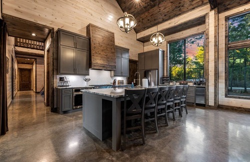 Pickens Cabin | Vacana: LAL, Fishing, Pond, Treehouse, Slide, Pets, EV