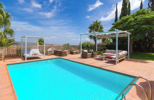 Monte Leon House | Vacation Home 'Villa Linda' with Mountain View, Private Pool and Wi-Fi