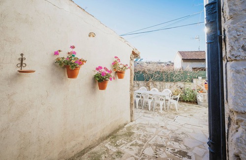Calabazas de Fuentiduena House | Vacation Home "La Morada Del Cura" with Private Garden, Balcony & Wi-Fi