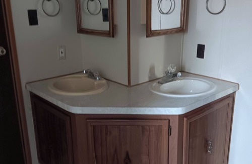 Fort Smith House | Vacation Abode! Same Host as Fly Fisher Abode. Family friendly. 2 bd/1lrg bath.