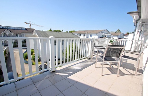 Gohren Apartment | Vacation apartment in a central location and with balcony - Haus Strandeck FeWo 14