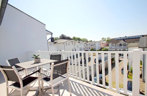Gohren Apartment | Vacation apartment in a central location and with balcony - Haus Strandeck FeWo 14
