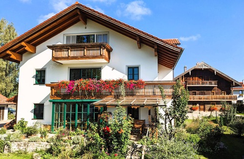 Saaldorf-Surheim Apartment | Vacation apartment Untersberg, 86sqm, 2 bedrooms, 2 bathrooms, balcony with mountain view