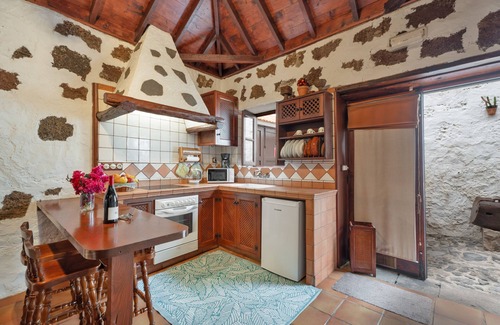 Los Silos Apartment | Vacation Apartment 'Casa Aregume' with Private Terrace and Wi-Fi