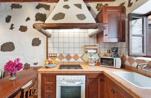 Los Silos Apartment | Vacation Apartment 'Casa Aregume' with Private Terrace and Wi-Fi