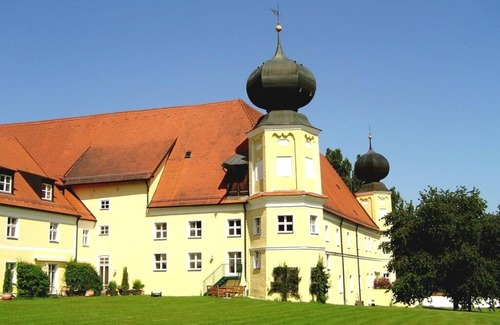 Bad Griesbach im Rottal Apartment | Vacation apartment in the former St. Salvator monastery