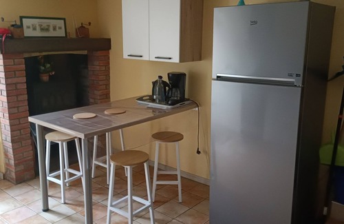 Beaupreau-en-Mauges Cottage | Vacation home in the countryside on the banks of a river.