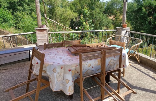 Beaupreau-en-Mauges Cottage | Vacation home in the countryside on the banks of a river.