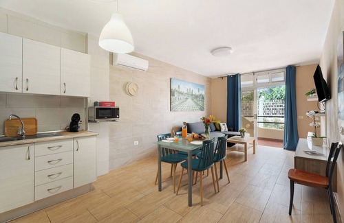 Playa Paraiso House | Vacation Home 'Apartmento Palace Playa Paraiso' with Mountain View, Shared Pool, Terrace & Wi-Fi