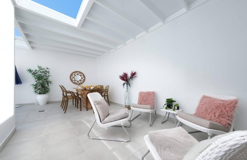 Arrecife House | Vacation Home 'Casa Yus' with Private Terrace, Wi-Fi and Air Conditioning