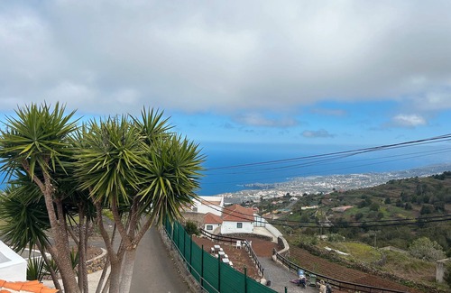 Icod de los Vinos House | Vacation Home 'Lovely House with Panoramic Views' with Sea View, Shared Pool and Wi-Fi