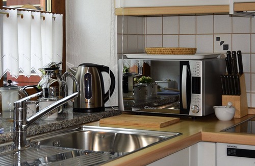 Ditzum House | Vacation home Henny - with private garden. Only 6 minutes walk to the harbor