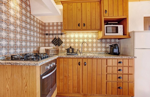 Camarate House | Vacation Home Monte do Tanoeiro - Casa Adega with Wi-Fi & Garden