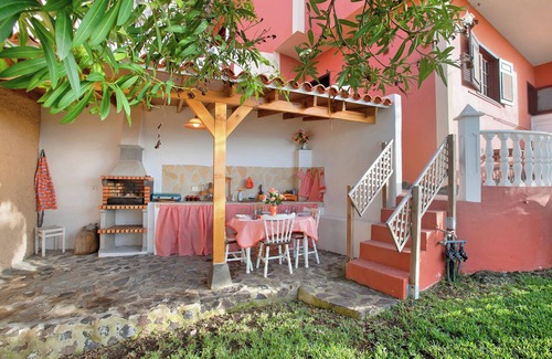 Tejina House | Vacation Home "Petite Paradise" with Sea Views, Shared Pool & Wi-Fi