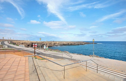 Caleta de Fuste House | Vacation Home "Sol y Mar Caleta de Fuste" with Shared Pool, Garden & Wi-Fi